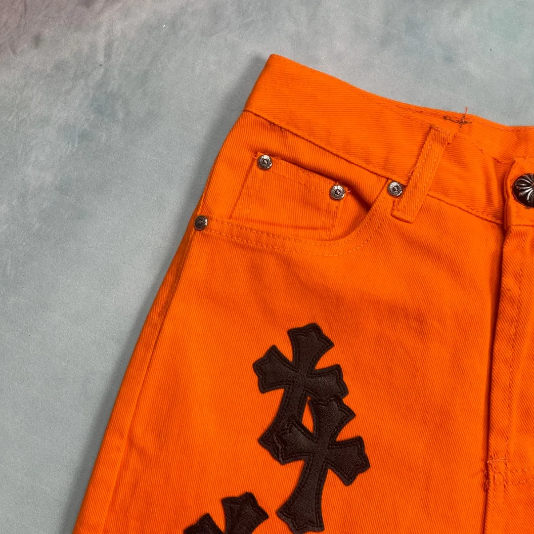 🅿️280 🔘Style No.-KL159 🔘Cro Heart𝐂𝐡𝐫𝐨𝐦𝐞 𝐇𝐞𝐚𝐫𝐭 Orange Cow King patchwork leather cross flared jeans* This Crow Heart orange Cow King jeans are really a treasure in the fashion circle! It is made of high-quality denim fabric, which is very thick and has great texture. The bright orange color is particularly eye-catching, and it will definitely turn heads when walking on the street! The black cross element on the top is the classic logo of Crow Heart. The lambskin is accurately sewn on using laser alignment technology, which is particularly delicate. The hardware is also specially customized, durable and stylish. The overall distressed and washed process makes the pants full of retro charm, and the texture of each pair is unique. To match, wear a simple white cotton short T-shirt and a pair of white shoes to look youthful and fashionable. If you want to be cooler, wear a black leather jacket and Martin boots to instantly become a street trendy person! It can be worn by both men and women, and it is even more eye-catching when couples wear it together, easily becoming the focus of fashion!  Size: S M L XL (28.30.32.34) Color: Orange
